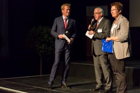 Eröffnungsplenum: (von links nach rechts) Moderator Markus Brock, Rainer Domberg, Bürgermeister der Stadt Heidenheim, Prof. Dr. Astrid Beckmann, Rektorin der Pädagogischen Hochschule Schwäbisch Gmünd.